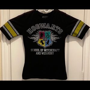 Junior's "Hogwarts" T-Shirt Size S